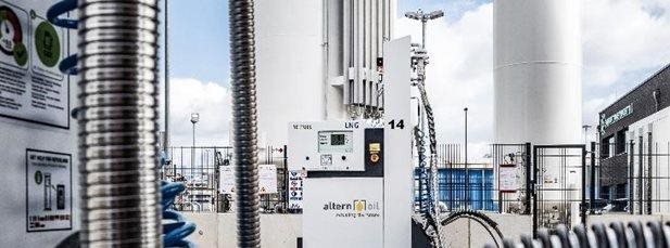 LNG fueling station service